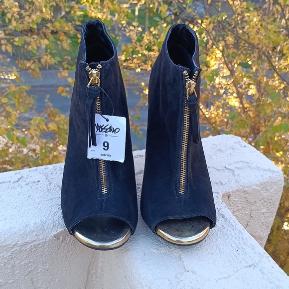 NWT Mossimo Sabrina Black Suede Booties Gold Toe Plate Zipper - Picture 10 of 10